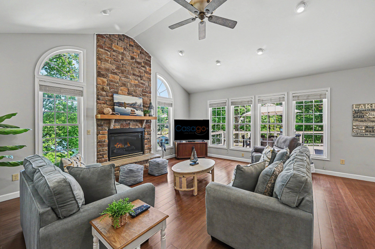 Living area 2, Spacious Lakefront Home w/ Boat Dock, Fire pit & Pool Table - Dogs OK, Louisa