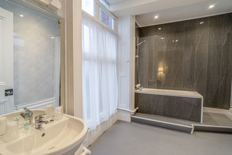 Bathroom 4, Grand Hotel Scarborough, North Yorkshire