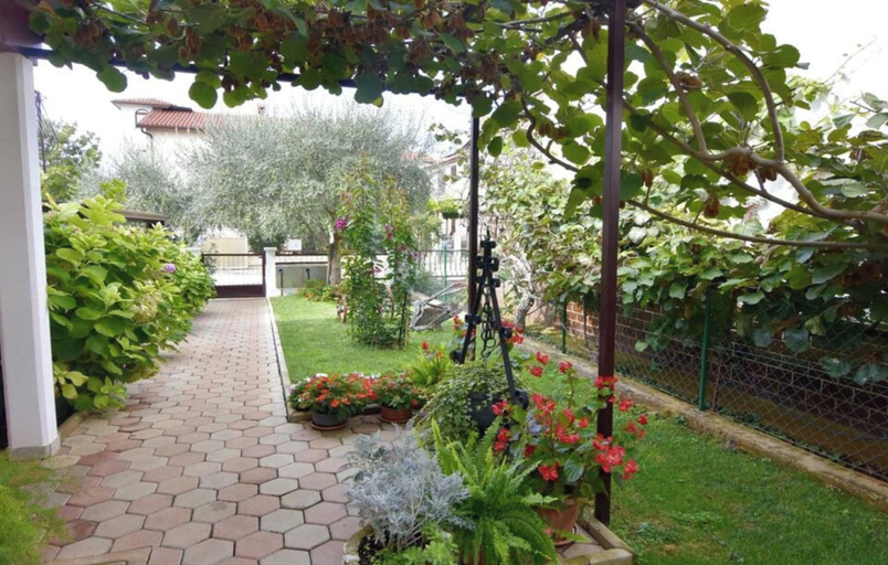 Garden 4, Quiet Stay With Garden View, Umag