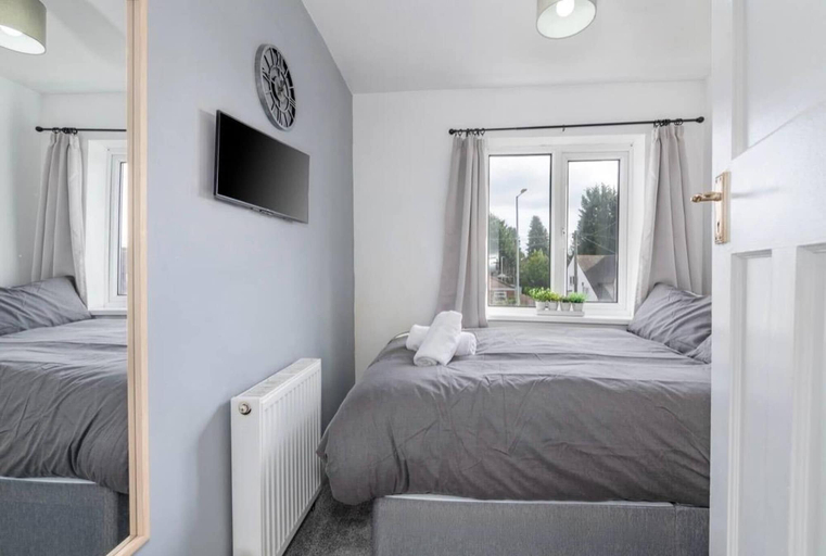 Room 3, Charming 3-bedroom Wolverhampton Home With Private Hot Tub, Wolverhampton