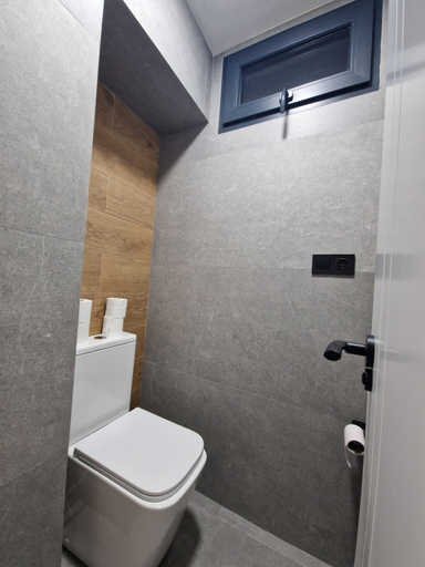 Bathroom 4, Spacious 3 Bedroom Apartment with Balcony and AC in Castelln, Castellón