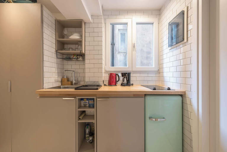 Private kitchen 4, Studio King Bed&Workspace- Weekend Noise, Attica
