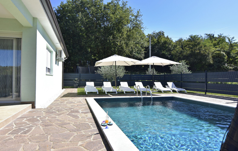 Pool 2, Comfortable Holiday Home With Pool, Brtonigla