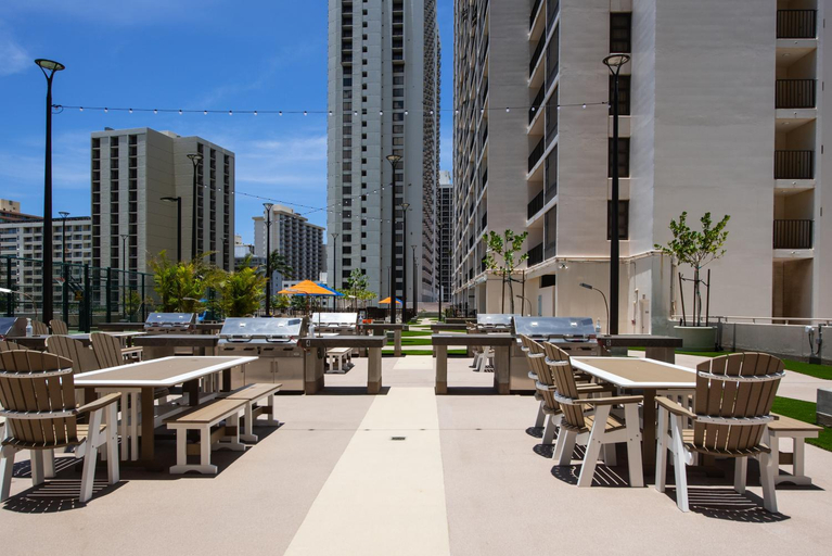 Food & Drinks 3, Sky-high condo with lanai & beach access, Honolulu