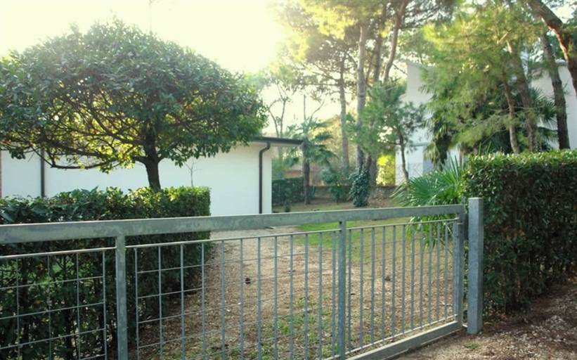 Garden, Lovely Villa for Five Guests in Peaceful Lignano Riviera, Udine