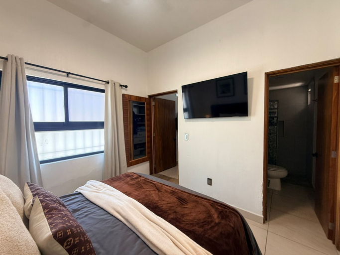 Bathroom 4, Modern 3-bedroom Retreat in Ajijic-walk To Everything-gym-pickleball-golf Cart, Chapala
