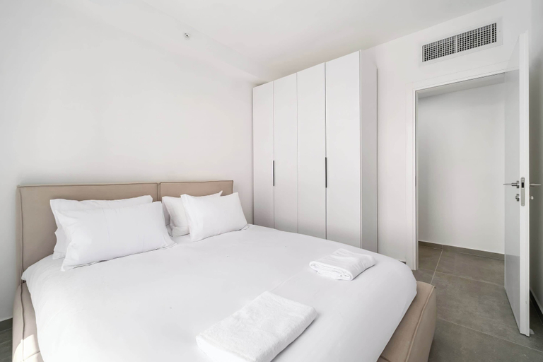 Room 2, Modern 4BR Balcony Mamad Renovated Bldg