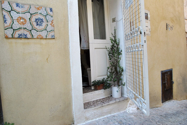 Property entrance, Il Giardino dei Limoni Casa nel Borgo, Latina