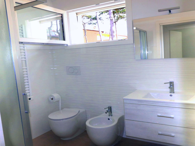 Bathroom, Stunning Villa With Private Fenced Garden and bbq, Venezia