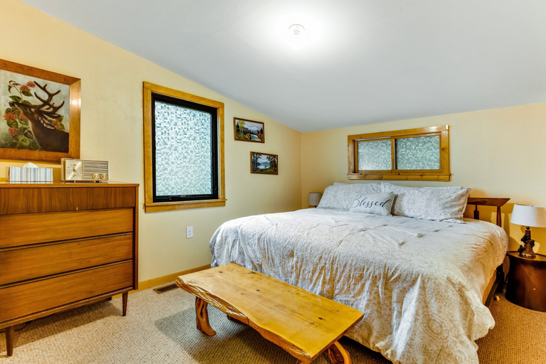 Room 3, Hot Tub, Pool Table, and Dog Friendly! River Waterfront Cabin With Mountain Views, Larimer