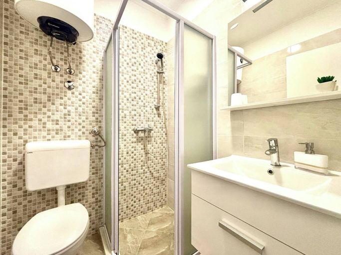 Bathroom, Cozy one Bedroom Apartment Pietra Storica, Tkon
