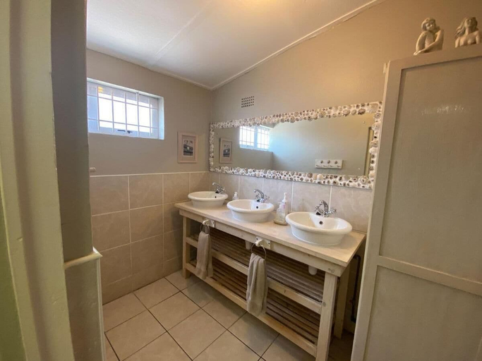 Bathroom, Room-cozy Crner Kitehouse, West Coast