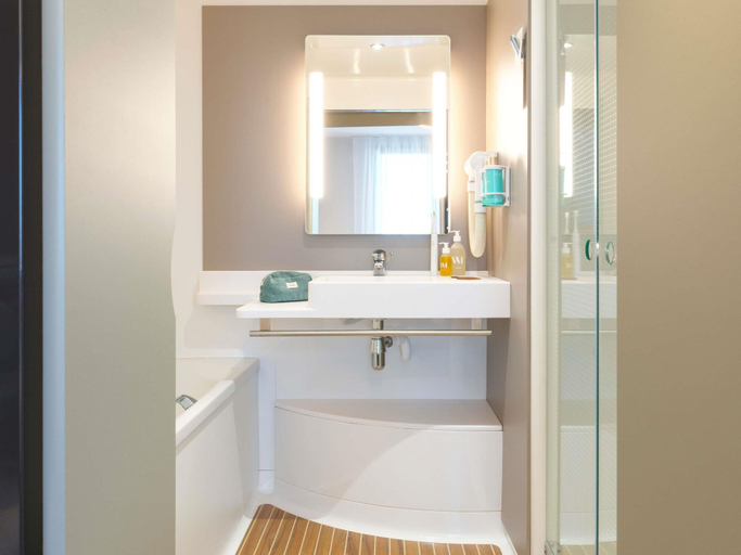 Bathroom 5, Novotel Suites Nancy Centre, Meurthe-et-Moselle