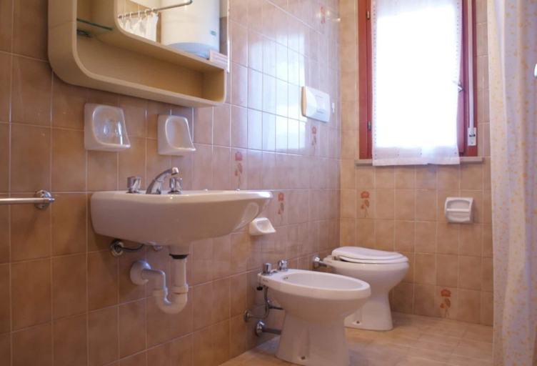 Bathroom 2, Chill and fun in Bibione, Venezia