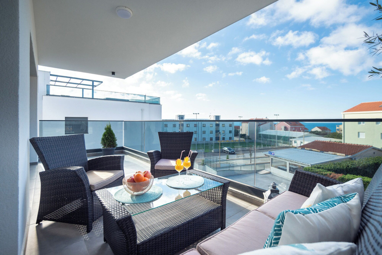 Others 2, Penthouse Adriatic Blue, Okrug