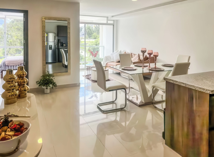 Dining 5, Blaze 1, Quito