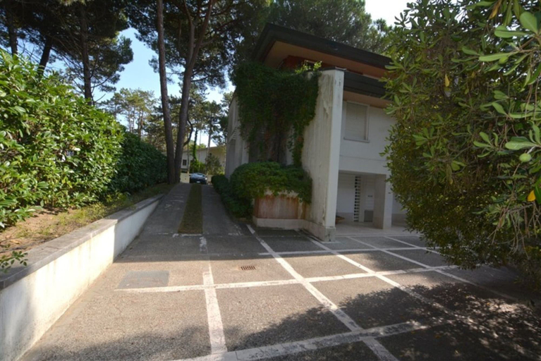 Property grounds 5, Charming and Tastefully Furnished Villa Steps From the sea, Udine
