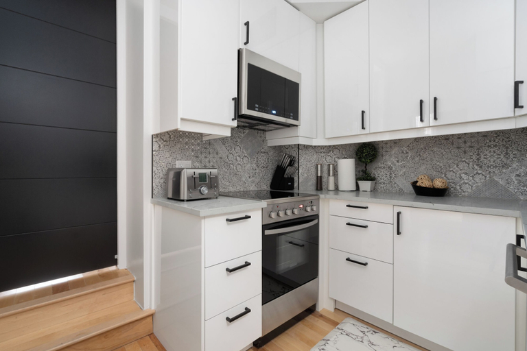 Others 3, Downtown Luxe - Parking, Metro, King Bed, Sleeps 6, Montréal