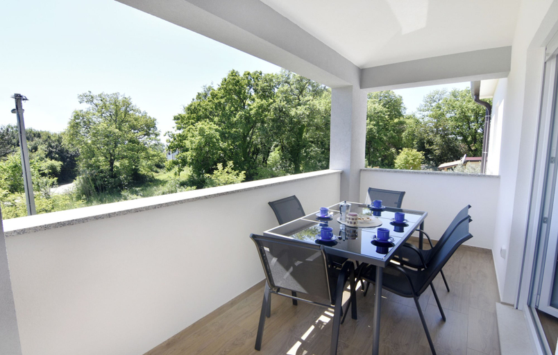 Balcony 3, Modern Holiday Home With Shared Pool, Umag