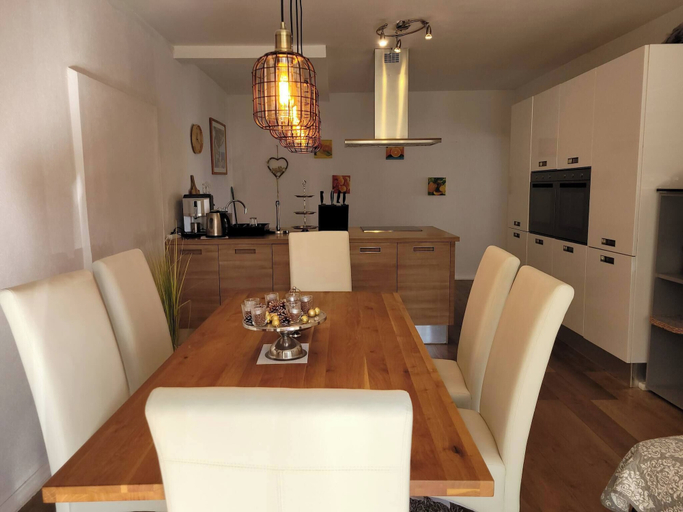Dining 5, Apartment With Heated Pool Jacuzzi sea View, Lovran