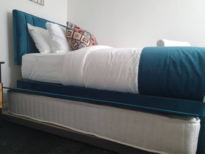 Room 3, Spacious 3BR - Nr Clifton Train Station 510min Walk - Garden & Free Parking, Bury