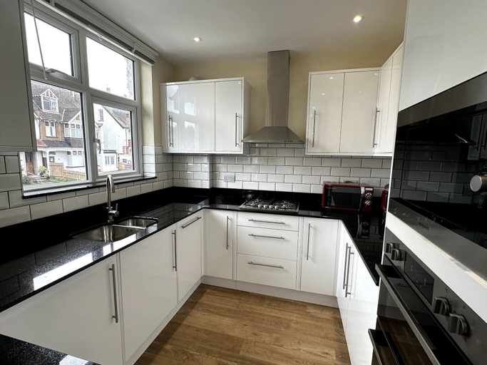 Interior 3, Mayfield Escape - Stylish Two Bed Apartment, London