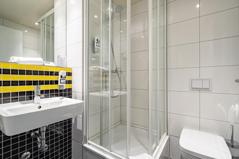 Bathroom 5, MEININGER Hotel Frankfurt Main / Airport, Frankfurt am Main