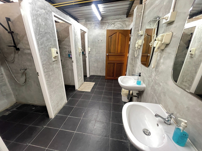 Bathroom 3, Bann Lhong Rak Krabi, Mueang Krabi