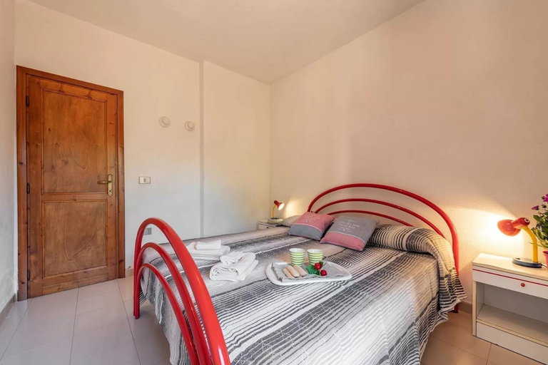 Bedroom 5, Perfectly Located Flat in San Teodoro, Nuoro