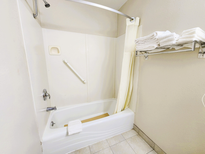 Bathroom 4, Countryside Inn Iola, Allen