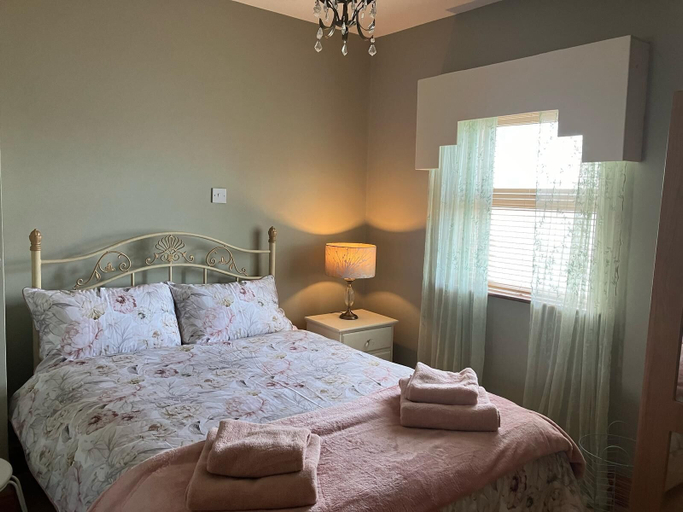 Room 4, Cozy Waterside Retreat Ballyvaughan 3