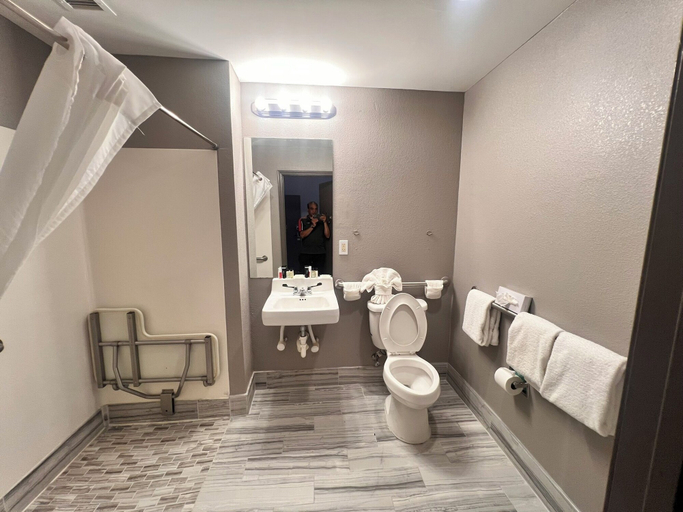 Bathroom, Haton Suites, Rockdale