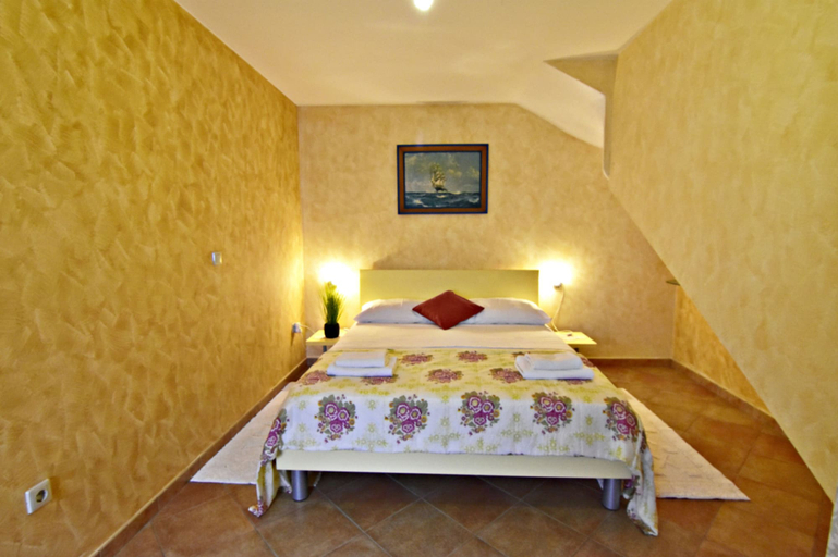 Room 5, Lovely Ground-floor Flat With Shared Pool in Tar, Poreč