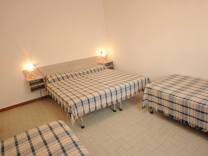 Room 5, Bright Ground-floor Retreat Near the sea, Udine