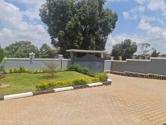 Others 3, Beautiful Family House, Jinja