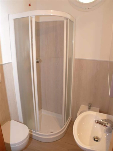 Bathroom 2, Shared Pool and Olive Orchard Garden Accommodation, Venezia