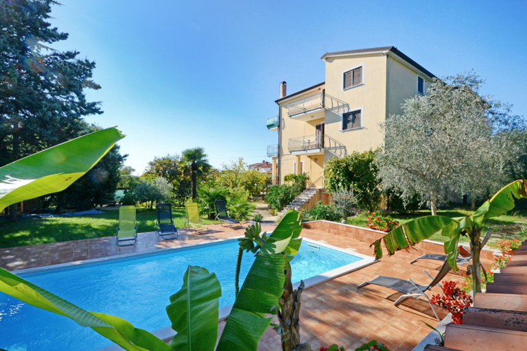 Pool 4, Flat With Pool Close to Kanegra Beach, Umag