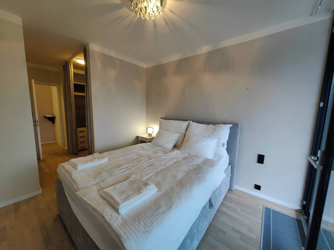 Room 5, Free Parking Modern Smichov Apt Large Balcony, 10 Minutes Metro to Central, Praha 5