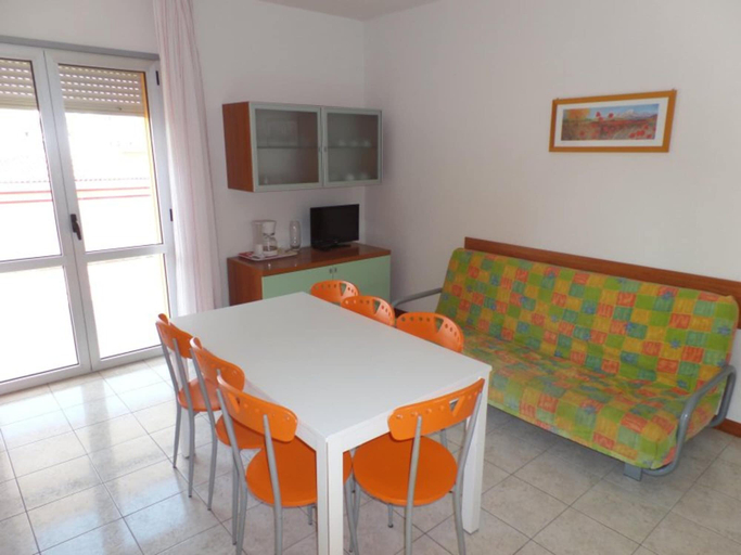 Dining room 4, Equipped Flat With Parking in Bibione, Venezia