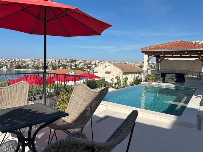 Terrace/patio 5, Heated Infinity Pool, Family Apartment With Panoramic sea View 2, Trogir