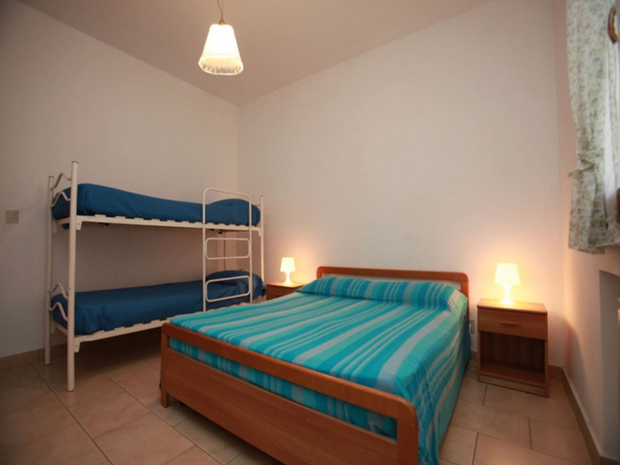 Bedroom 2, Spacious Flat 50m From the Beach, Rovigo
