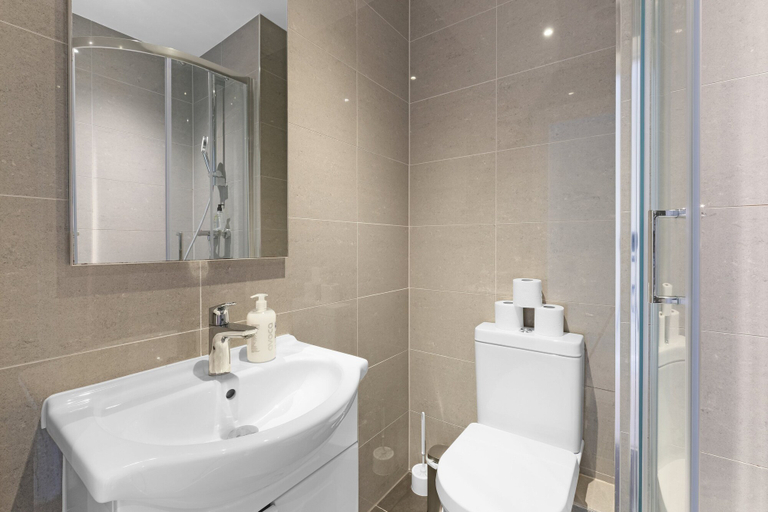 Bathroom 4, Heathrow Living 2BDR 2BA Apt 02-360stays, Surrey