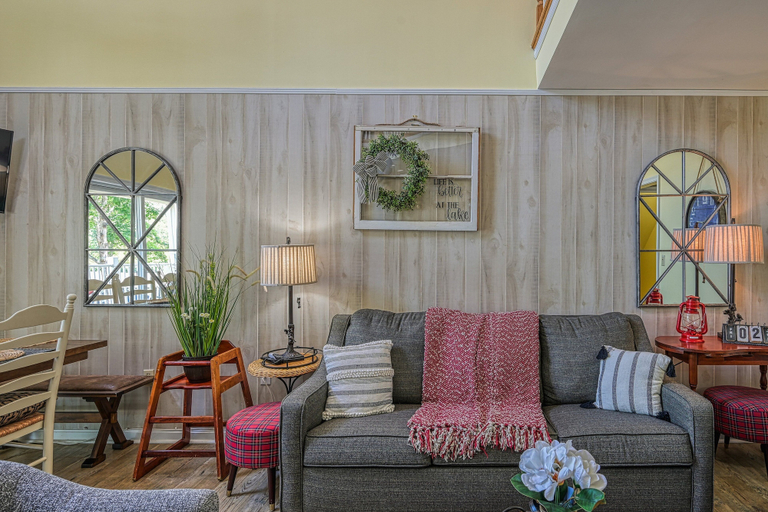 Living area 5, Beautiful Waterfront Townhouse w/ Perfect Location, Fireplace & Wifi, Louisa