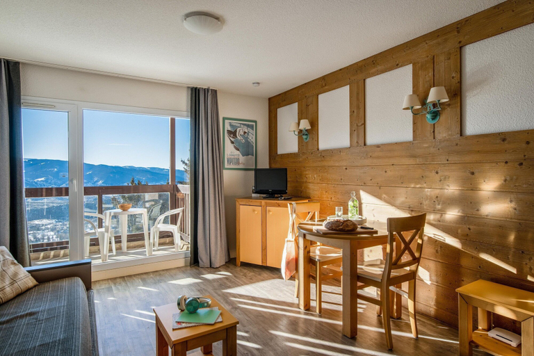 Dining 4, Scenic Mountain View Apartment for 2, Pyrénées-Orientales