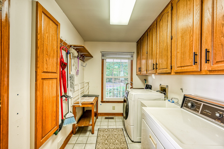 Laundry 4, Lakefront Home in Private Location With Dock, Firepit, Game Room & Pickleball, Spotsylvania