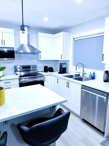 Private kitchen, Wonderful 3-bedroom Full House Near Magnetic Hill, Westmorland