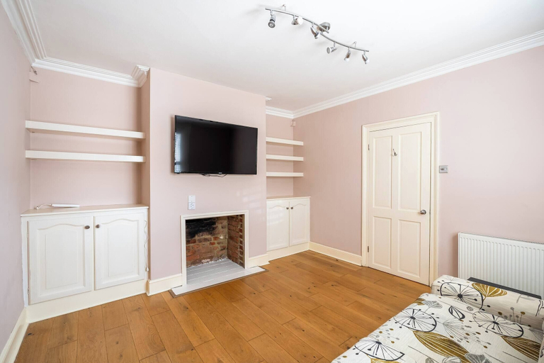 Living room 3, Elegant 3BR Victorian Retreat, Free Parking, London