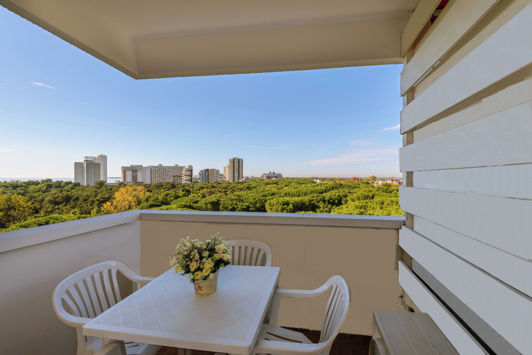 Primary image, Bright top-floor apartment with sea view, Udine