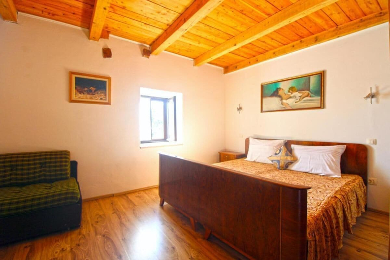 Room 5, Comfortable Apartment With Pool and Garden, Ližnjan