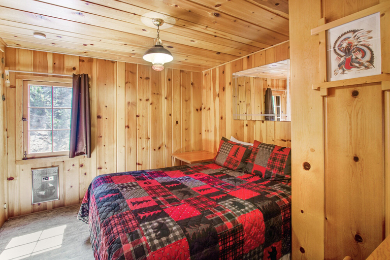 Room 3, Cabin on 7 Acres With Glorious Mountain Views & Wood Fireplace, Larimer